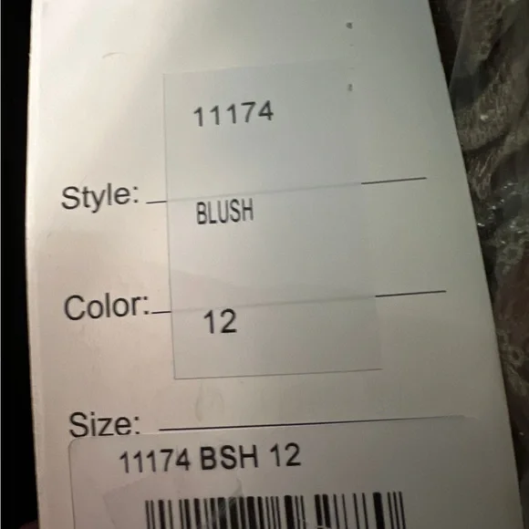 MAC DUGGAL
Floral Lace Gown - Picture 5 of 9